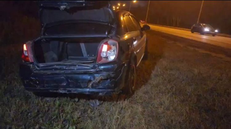 В Татарстане микроавтобус не заметил разбитую легковушку и въехал в нее