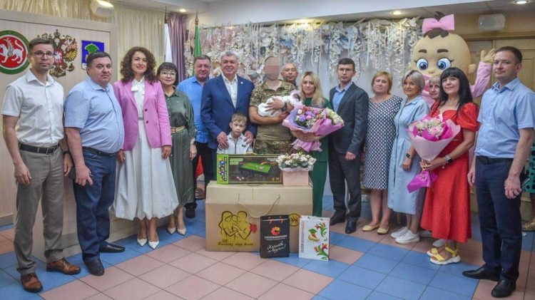 Магдеев поздравил участников СВО с рождением дочек