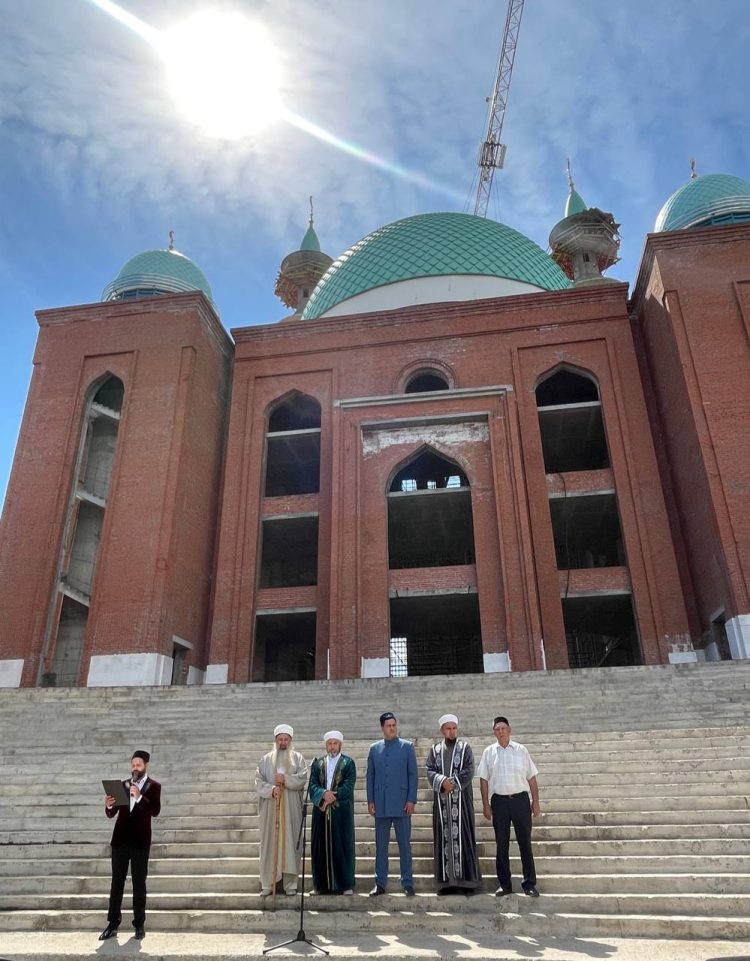 В Челнах на основной купол Соборной мечети устанавливают полумесяц