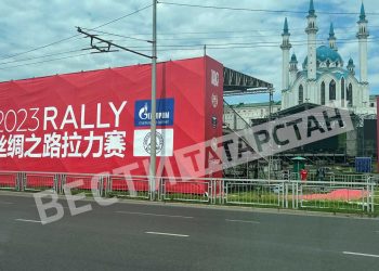 В Казани возводят сцену к предстоящему старту ралли «Шелковый путь»