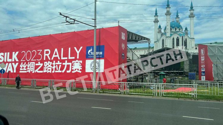 В Казани возводят сцену к предстоящему старту ралли «Шелковый путь»