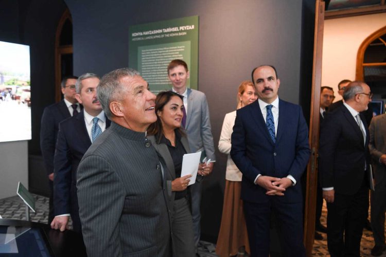 Минниханов посетил в Турции музей Мевляны