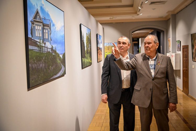 Шаймиев посетил фотовыставку «Природа. Город. Весна»