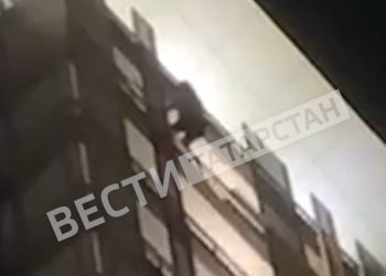 В Казани спасли девушку, повисшую на балконе многоэтажки