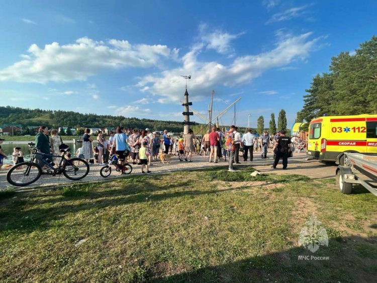 В Лениногорске отец с сыном заплыли за буйки и начали тонуть