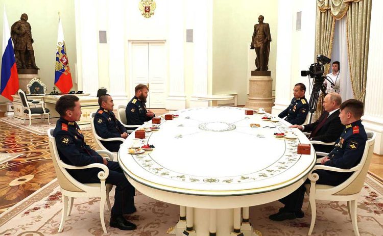 Путин встретился в Кремле с экипажем танка «Алеша»