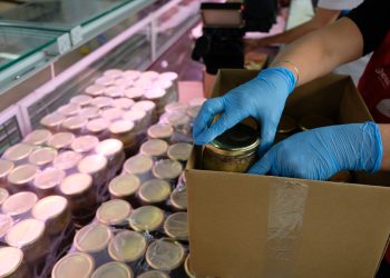 Жители Челнов приготовили более 500 банок тушенки для бойцов СВО