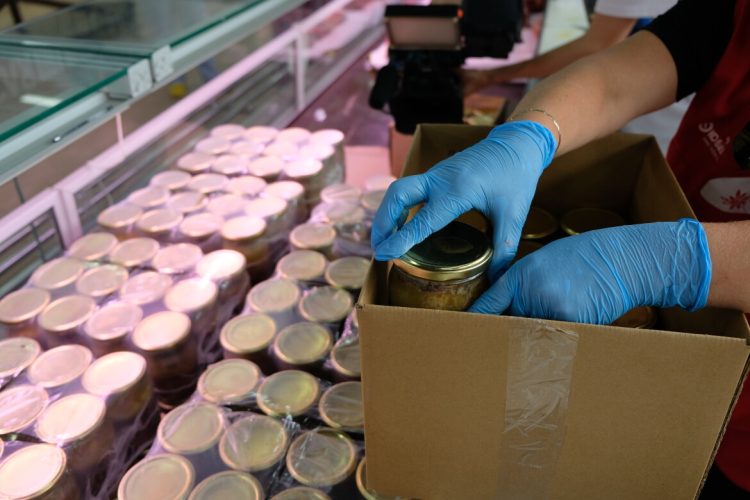 Жители Челнов приготовили более 500 банок тушенки для бойцов СВО