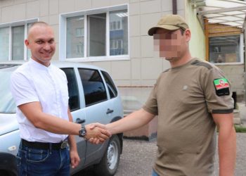 Бойцу из Лениногорска вручили ключи от машины, на которой он отправится в зону СВО