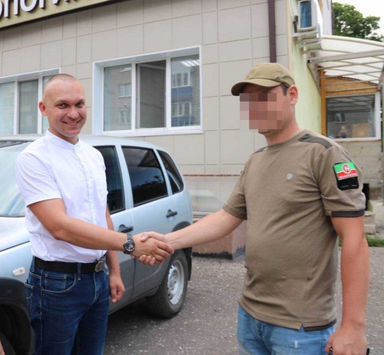 Бойцу из Лениногорска вручили ключи от машины, на которой он отправится в зону СВО