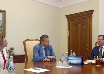 Азаров провел встречу с руководителем регионального департамента ВГТРК Рифатом Сабитовым и директором ГТРК «Самара» Еленой Крыловой