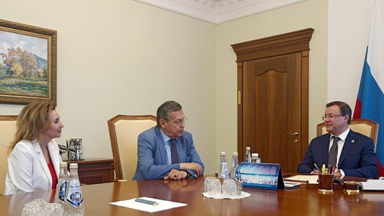 Азаров провел встречу с руководителем регионального департамента ВГТРК Рифатом Сабитовым и директором ГТРК «Самара» Еленой Крыловой