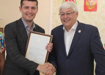 Участнику СВО вручили благодарность Раиса РТ за победу в фестивале «Наше время — Безнең заман»