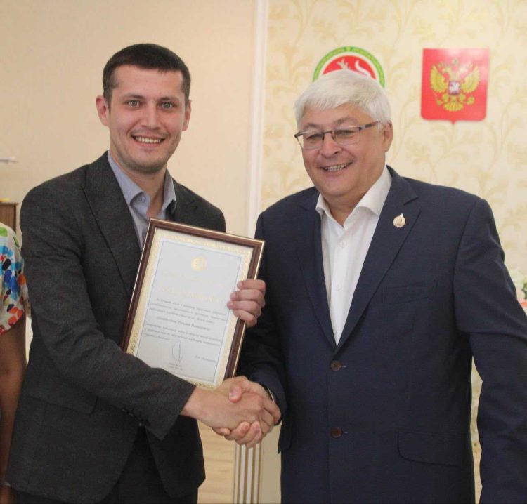 Участнику СВО вручили благодарность Раиса РТ за победу в фестивале «Наше время — Безнең заман»