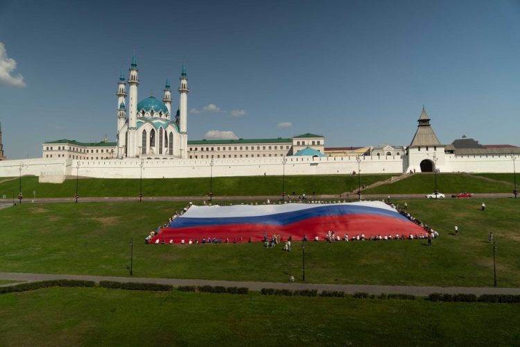 Под Казанским кремлем развернули самый большой флаг РФ в ПФО