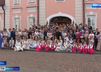 «Большая и крепкая семья – залог счастливой жизни»: Минниханов встретился с лучшими семьями РТ