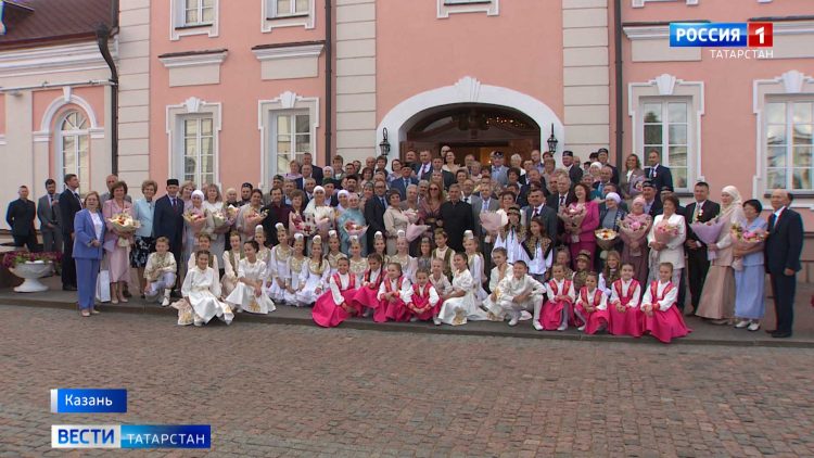 «Большая и крепкая семья – залог счастливой жизни»: Минниханов встретился с лучшими семьями РТ