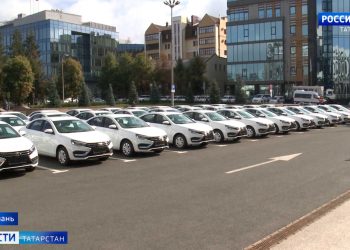 Минниханов вручил 49 новых автомобилей руководителям управлений образования РТ