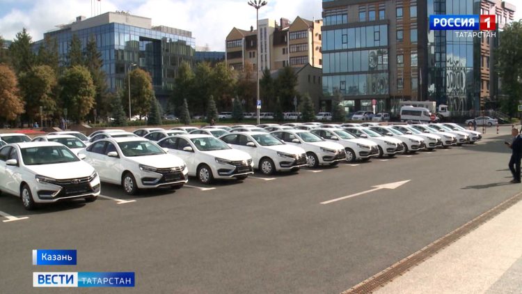 Минниханов вручил 49 новых автомобилей руководителям управлений образования РТ