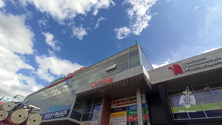 В Челнах при пожаре в ТЦ пострадали двое