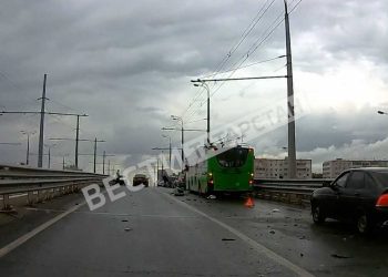 В Казани на мосту машину разорвало на части после ДТП