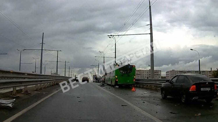 В Казани на мосту машину разорвало на части после ДТП