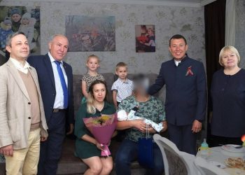 Мэр Нижнекамска поздравил семью бойца СВО с пополнением