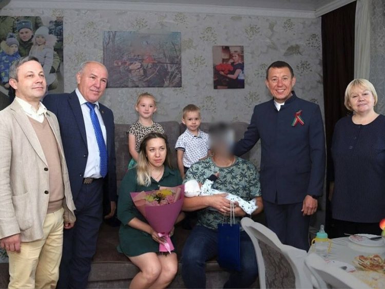 Мэр Нижнекамска поздравил семью бойца СВО с пополнением