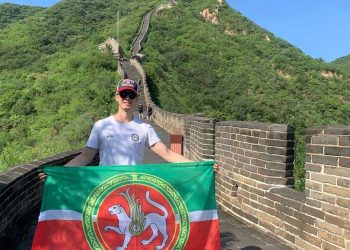 Студент из Татарстана развернул флаг республики на Великой Китайской стене