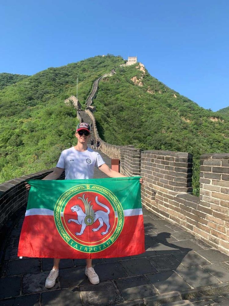 Студент из Татарстана развернул флаг республики на Великой Китайской стене
