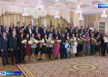 Минниханов вручил госнаграды РФ и РТ в преддверии Дня Республики