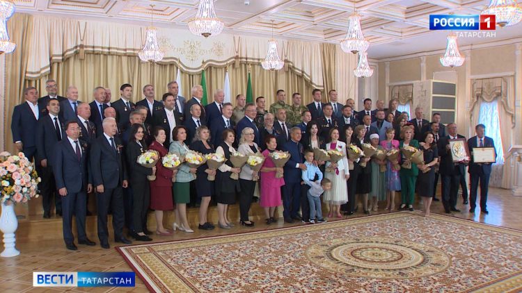 Минниханов вручил госнаграды РФ и РТ в преддверии Дня Республики