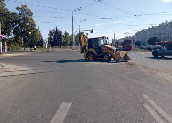 В Казани водитель трактора наехал на трамвайные пути и был госпитализирован