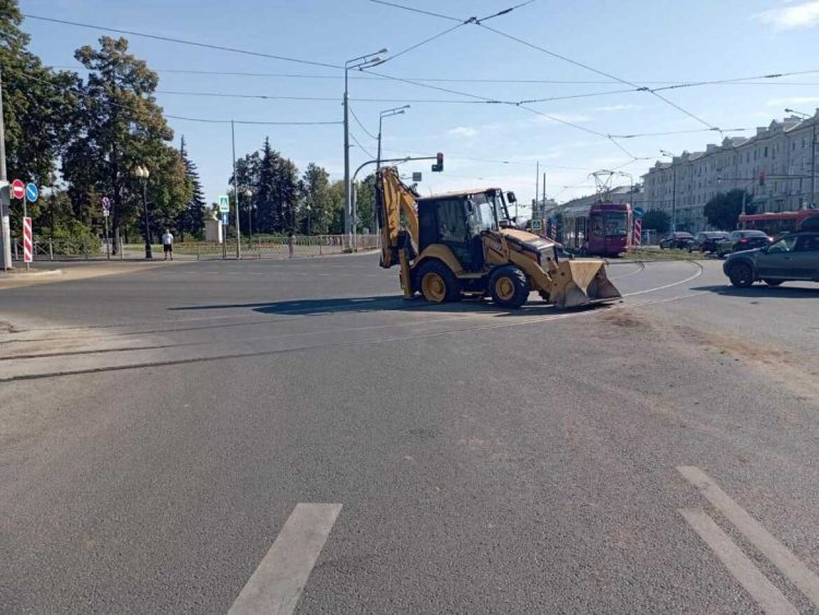 В Казани водитель трактора наехал на трамвайные пути и был госпитализирован