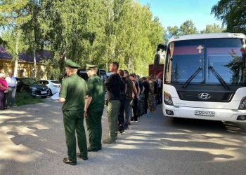 В Альметьевске прошла отправка контрактников в учебный гарнизон