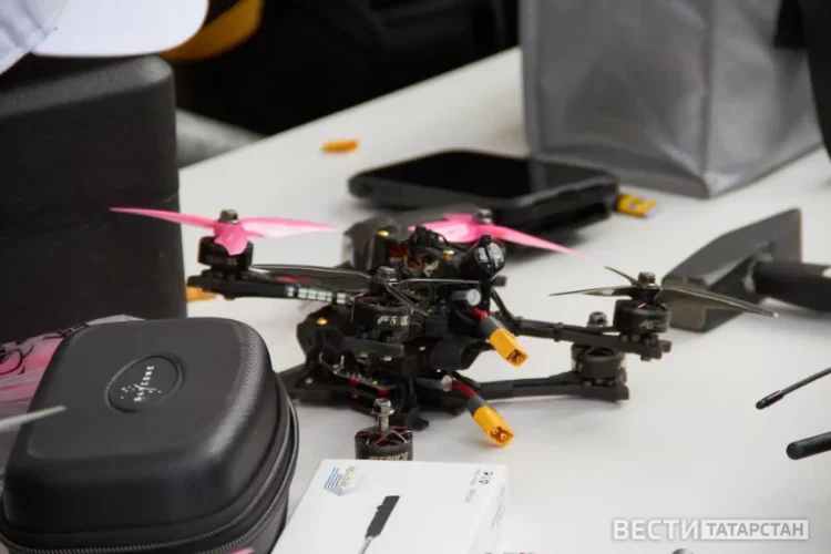 В частном секторе Казани упала авиамодель