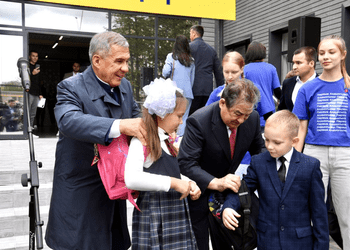 Минниханов вручил портфели будущим первоклассникам