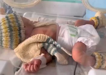 Челнинка вяжет одежду для недоношенных малышей