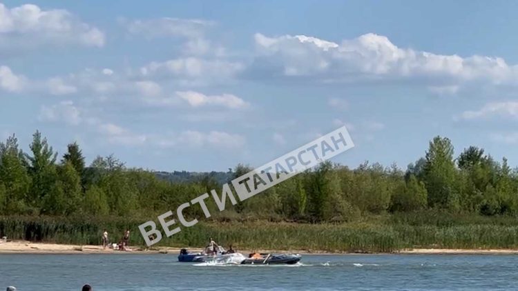 В Татарстане на Волге судоводитель выпал из лодки