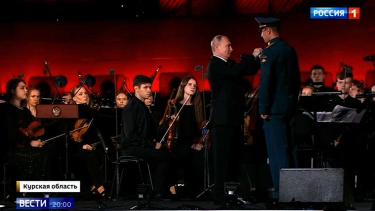 Путин лично наградил татарстанца Расима Баксикова из экипажа легендарного танка «Алеша»