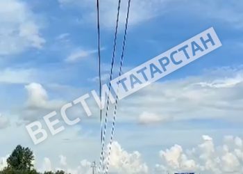 Водитель КАМАЗа на обходе Кукмора вылетел в кювет и наехал на ЛЭП