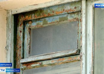 Жители Альметьевска жалуются на соседа, который превращает свою квартиру в свалку