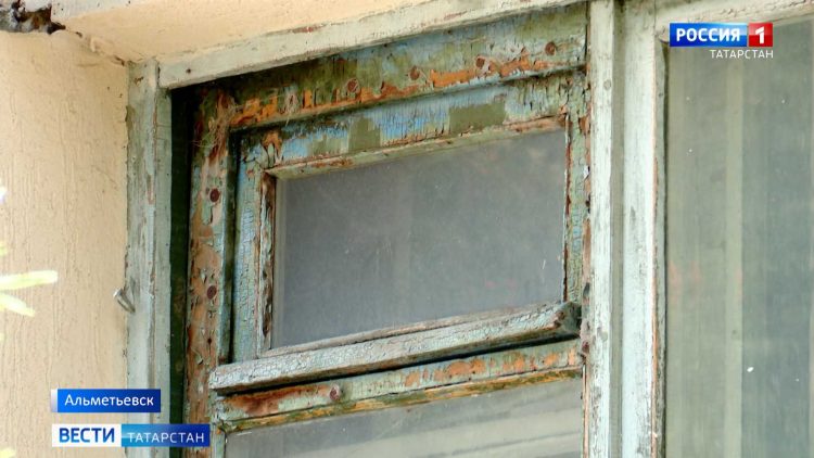 Жители Альметьевска жалуются на соседа, который превращает свою квартиру в свалку