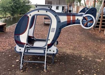 В Бугульме на детской площадке на ребенка упал детский игровой комплекс «Вертолет»