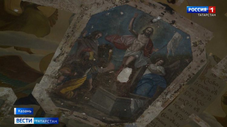 В Казани в Петропавловском Соборе художники обнаружили старинные фрески 18 века