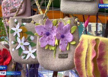 Украшения, дизайнерские вещи, костюмы, керамика и кружево: в Елабуге проходит Спасская ярмарка