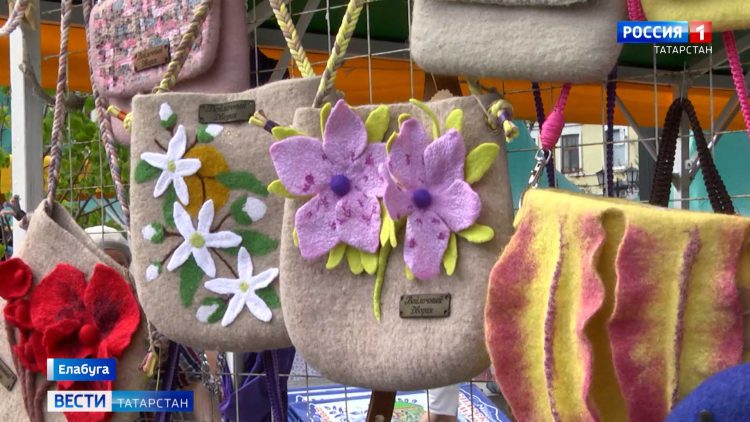 Украшения, дизайнерские вещи, костюмы, керамика и кружево: в Елабуге проходит Спасская ярмарка