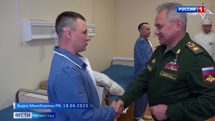 «Хочу стать таким же сильным и смелым, как папа»: Шойгу наградил Орденом Мужества бойца СВО из Заинска