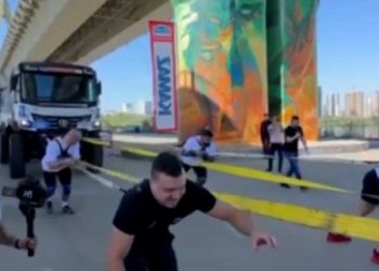 В Казани 10 атлетов сдвинули с места КАМАЗы в сцепке общей массой около 100 тонн