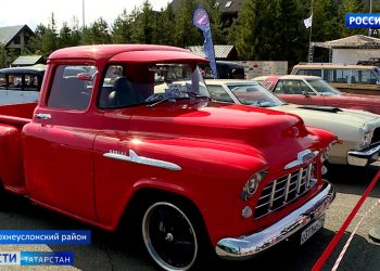 Фестиваль ретро-автомобилей на Свияжских холмах собрал автолюбителей со всей страны